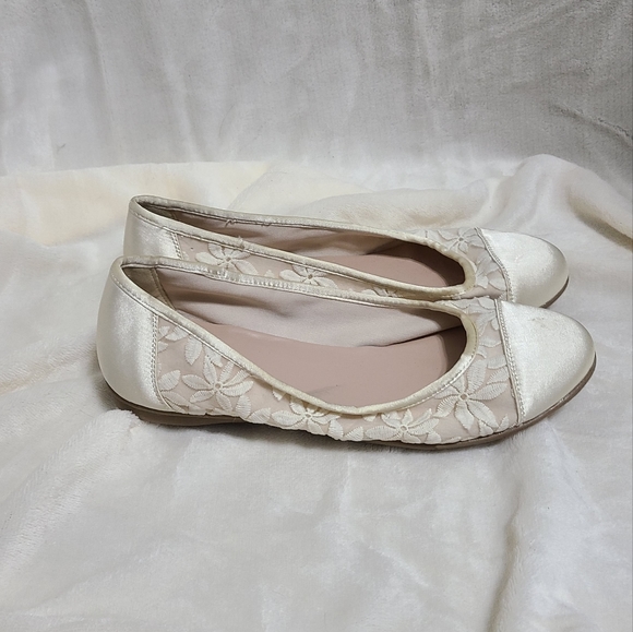 Centro Point Ivory Floral Lace Flats Size 10 - Picture 2 of 5